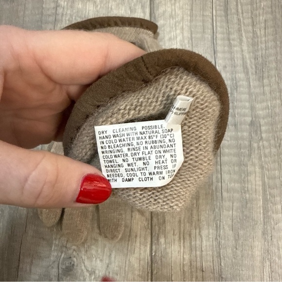 Chic Brown and Beige Cashmere Gloves - Picture 5 of 5